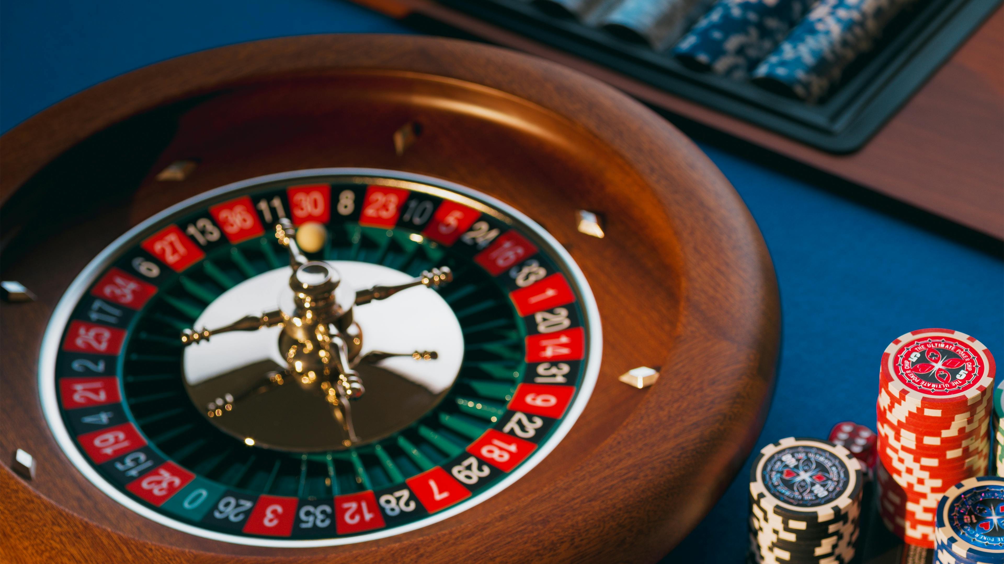 Antarmuka aplikasi mobile parikesit99 menampilkan menu sportsbook, live dealer, dan slot games